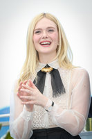 Elle Fanning tote bag #G2471215