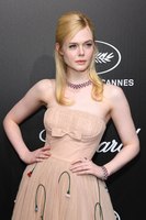 Elle Fanning Sweatshirt #3853963