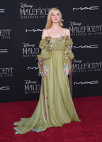 Elle Fanning Sweatshirt #3895658