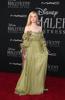 Elle Fanning tote bag #G2512943