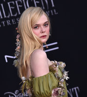 Elle Fanning longsleeve t-shirt #3895695