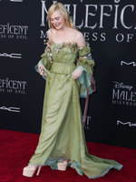 Elle Fanning tote bag #G2512976