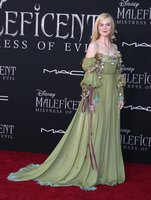 Elle Fanning Sweatshirt #3895727