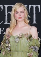 Elle Fanning Sweatshirt #3895768