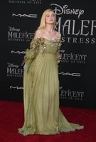 Elle Fanning Sweatshirt #3895844