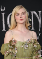 Elle Fanning Sweatshirt #3895862