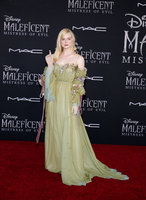 Elle Fanning hoodie #3895874