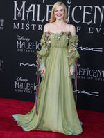 Elle Fanning longsleeve t-shirt #3895968