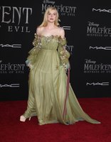 Elle Fanning longsleeve t-shirt #3895983