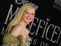 Elle Fanning Sweatshirt #3896016