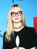 Elle Fanning Sweatshirt #3952163