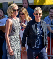 Ellen Degeneres Sweatshirt #2718814