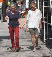 Ellen Degeneres Sweatshirt #2718873