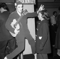Elvis Presley Longsleeve T-shirt #2589709