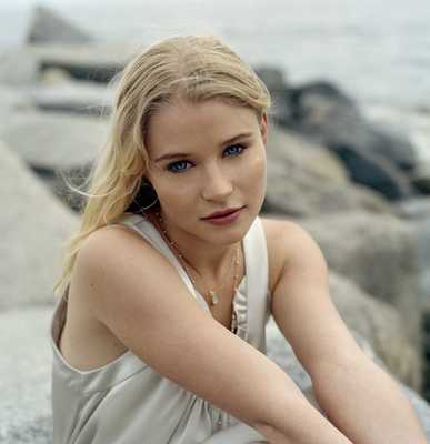 Emilie De Ravin posters