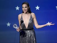Gal Gadot Sweatshirt #3733684