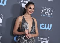 Gal Gadot Sweatshirt #3733721