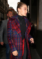 Gigi Hadid Longsleeve T-shirt #2885013