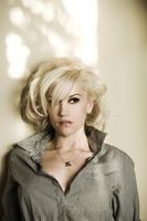 Gwen Stefani Longsleeve T-shirt #2116923