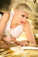 Gwen Stefani Longsleeve T-shirt #2143368