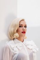 Gwen Stefani Longsleeve T-shirt #2641318