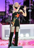 Gwen Stefani Longsleeve T-shirt #2921187