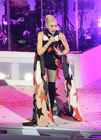Gwen Stefani Longsleeve T-shirt #2921289