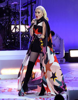 Gwen Stefani Longsleeve T-shirt #2921497