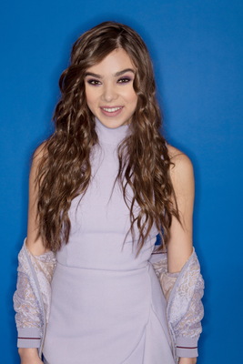 Hailee Steinfeld Mouse Pad 3660862