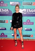 Hailey Baldwin Longsleeve T-shirt #2867711