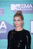 Hailey Baldwin Longsleeve T-shirt #2915664