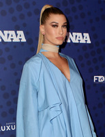 Hailey Baldwin Longsleeve T-shirt #2915679