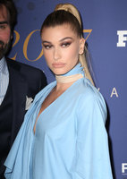 Hailey Baldwin Longsleeve T-shirt #2915706