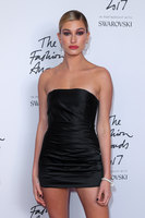 Hailey Baldwin Longsleeve T-shirt #2947858
