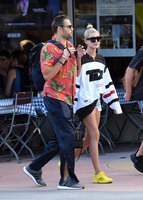 Hailey Baldwin Longsleeve T-shirt #3017622