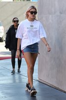 Hailey Baldwin Longsleeve T-shirt #3017625