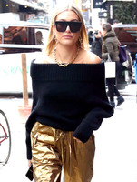 Hailey Baldwin Longsleeve T-shirt #3074150
