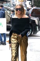 Hailey Baldwin Longsleeve T-shirt #3074165