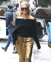 Hailey Baldwin Longsleeve T-shirt #3074175