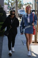 Hailey Baldwin Longsleeve T-shirt #3208102