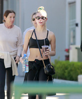 Hailey Baldwin Sweatshirt #3241084