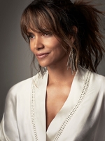 Halle Berry Sweatshirt #3873021