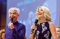 Holly Willoughby magic mug #G1064664