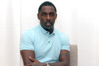 Idris Elba Longsleeve T-shirt #2849517