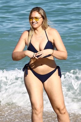 Iskra Lawrence stickers 2950750