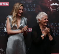 Judi Dench Sweatshirt #3070791