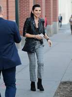 Julianna Margulies Sweatshirt #2905387