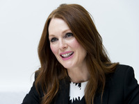 Julianne Moore Sweatshirt #2456457