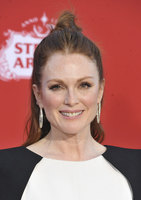 Julianne Moore Sweatshirt #2872744