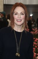 Julianne Moore Longsleeve T-shirt #3076407